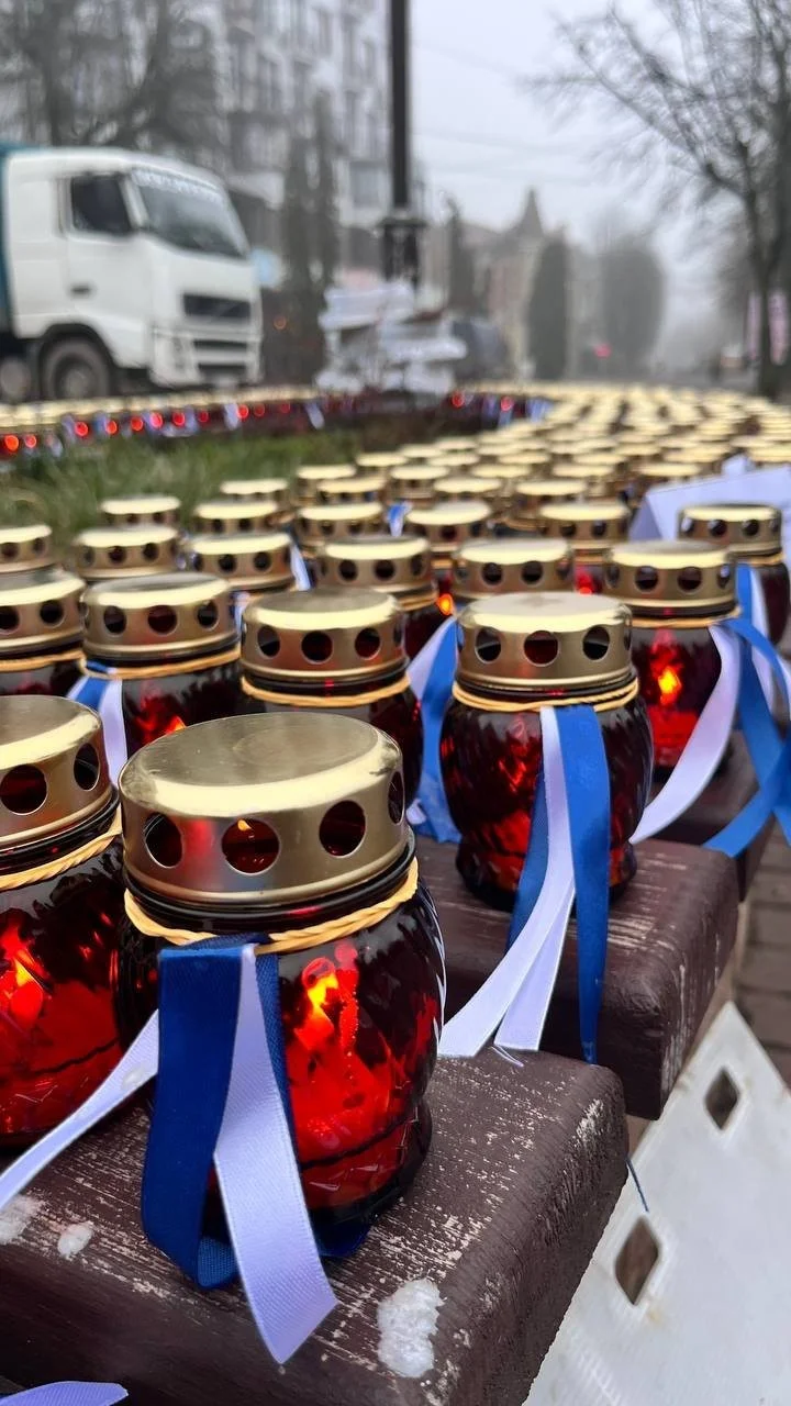 Світло пам’яті і єдності: у Хмельницькому перед Різдвом запалили Вифлеємський вогонь