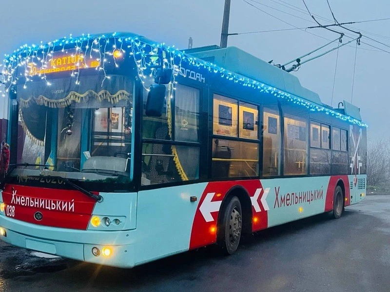 Різдво на маршруті: у Хмельницькому знову курсує святково оформлений тролейбус