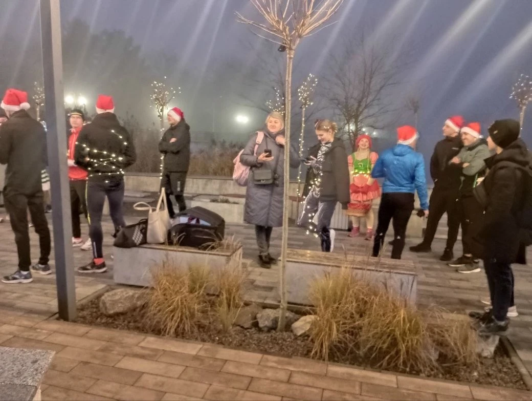 Свято в русі та донаті: у Хмельницькому пробігли різдвяний забіг у костюмах