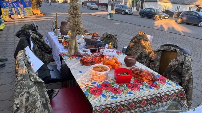 Порожні стільці за святковим столом: у Деражні вшанували безвісти зниклих захисників