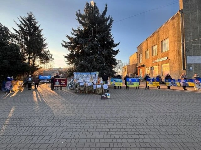 Порожні стільці за святковим столом: у Деражні вшанували безвісти зниклих захисників