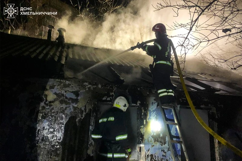 Сім викликів за добу: на Хмельниччині рятувальники гасили будинки та автомобілі