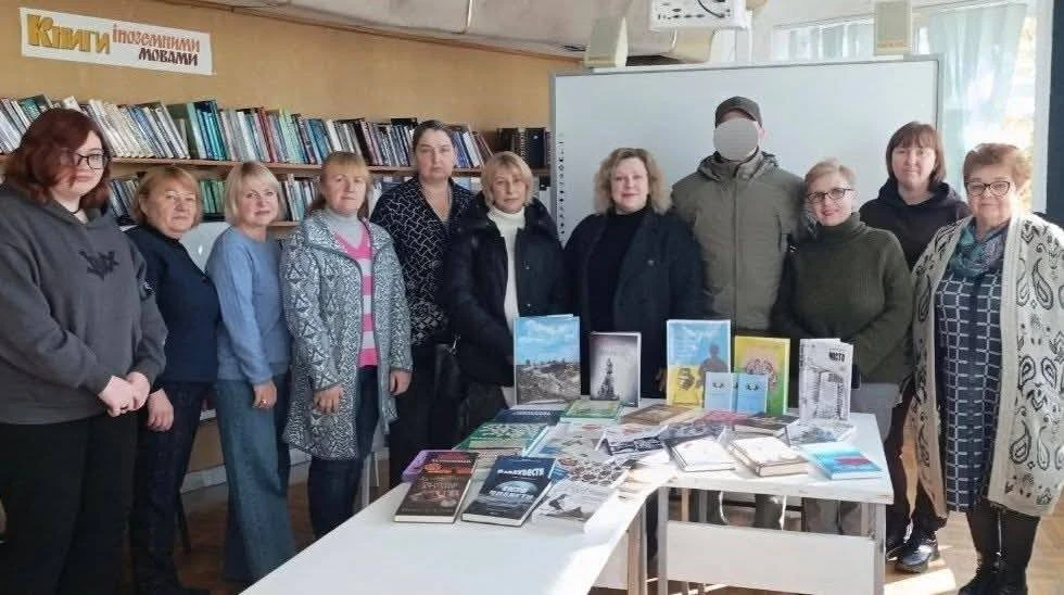 Книги як підтримка на передовій: 100 українських видань від бібліотеки для молоді з Хмельниччини