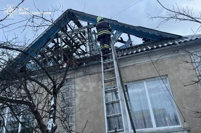 Пожежна доба на Хмельниччині: з багатоповерхівки врятували родину, ще один виклик завершився трагедією