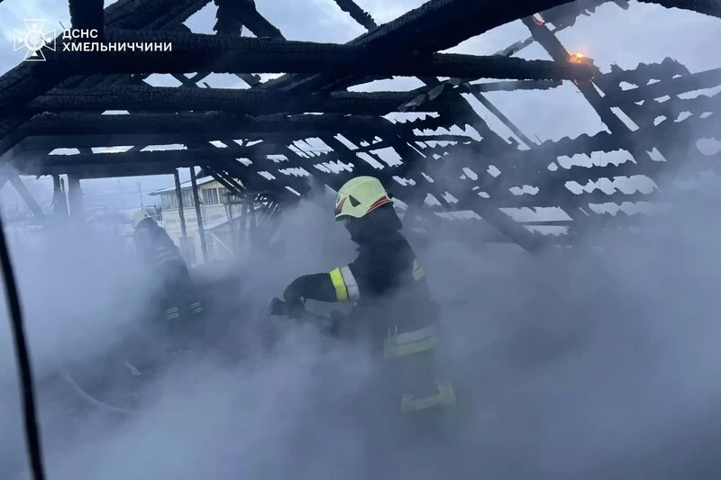Пожежна доба на Хмельниччині: з багатоповерхівки врятували родину, ще один виклик завершився трагедією