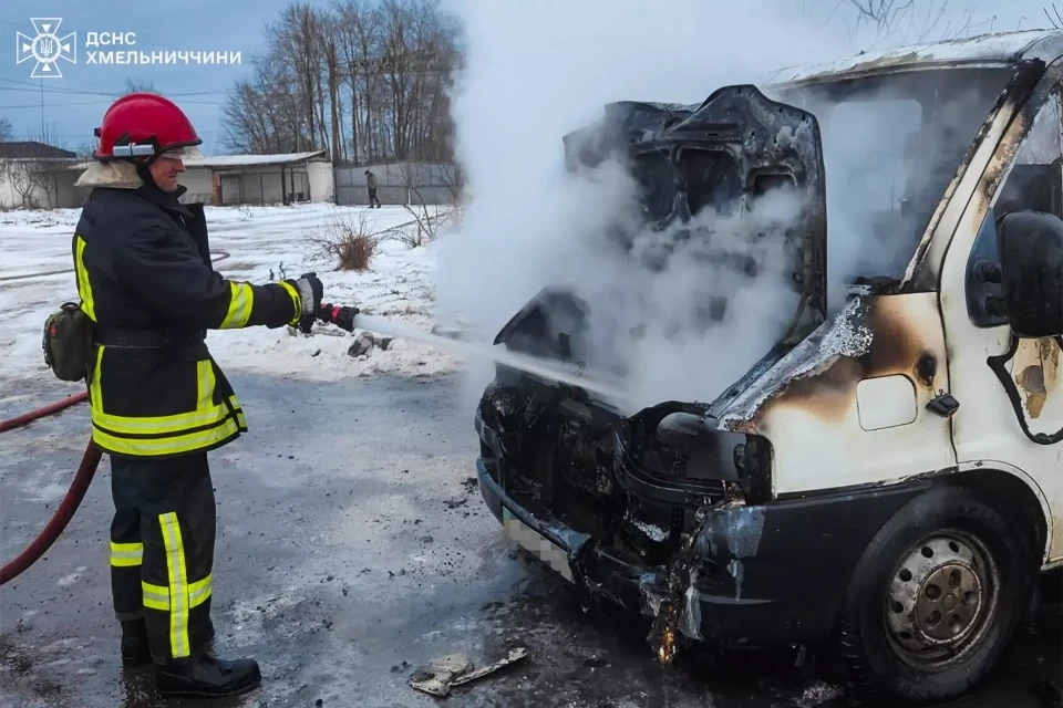 Три пожежі за добу на Хмельниччині: горіли автівки та приватний будинок