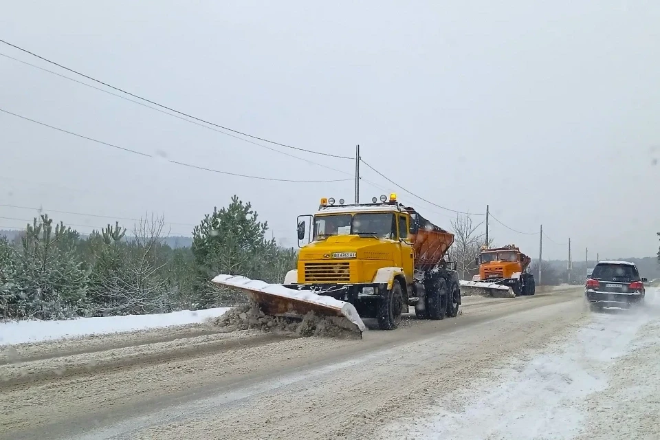 Снігові пастки на Хмельниччині: автошляхи та громадський транспорт під загрозою