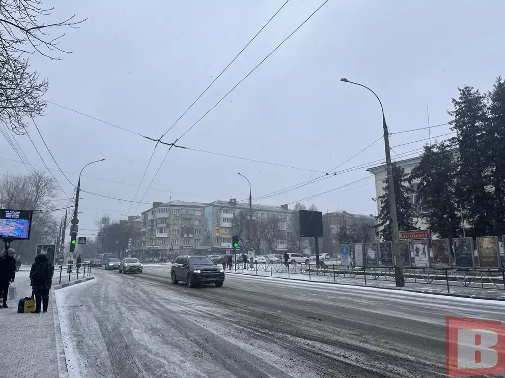 Снігові пастки на Хмельниччині: автошляхи та громадський транспорт під загрозою
