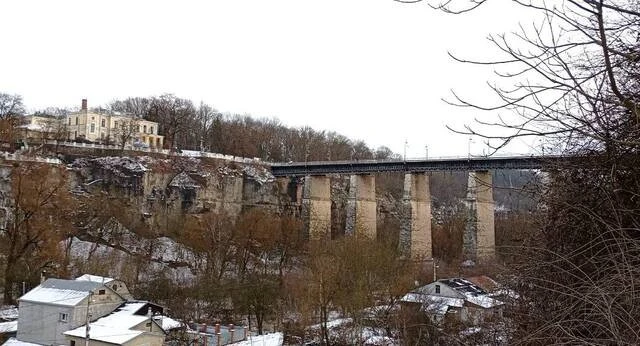 Зима скувала каньйон: у Кам’янці-Подільському водоспад став суцільним льодом