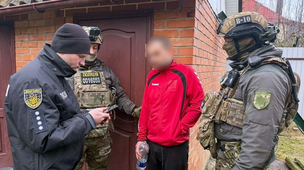 На Хмельниччині затримали чоловіка за розбещення дитини