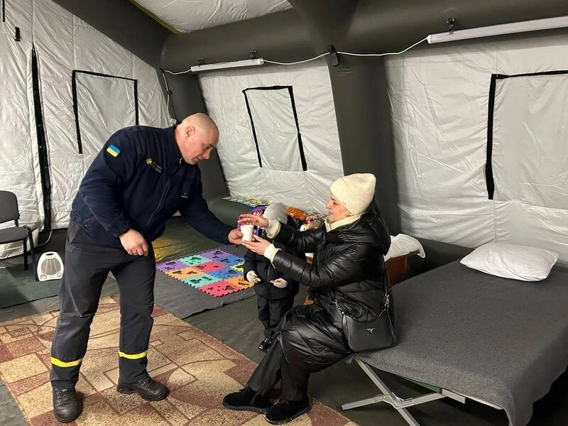 Тепло, зв’язок і перепочинок: за два дні пункти незламності у Хмельницькому прийняли сотні містян