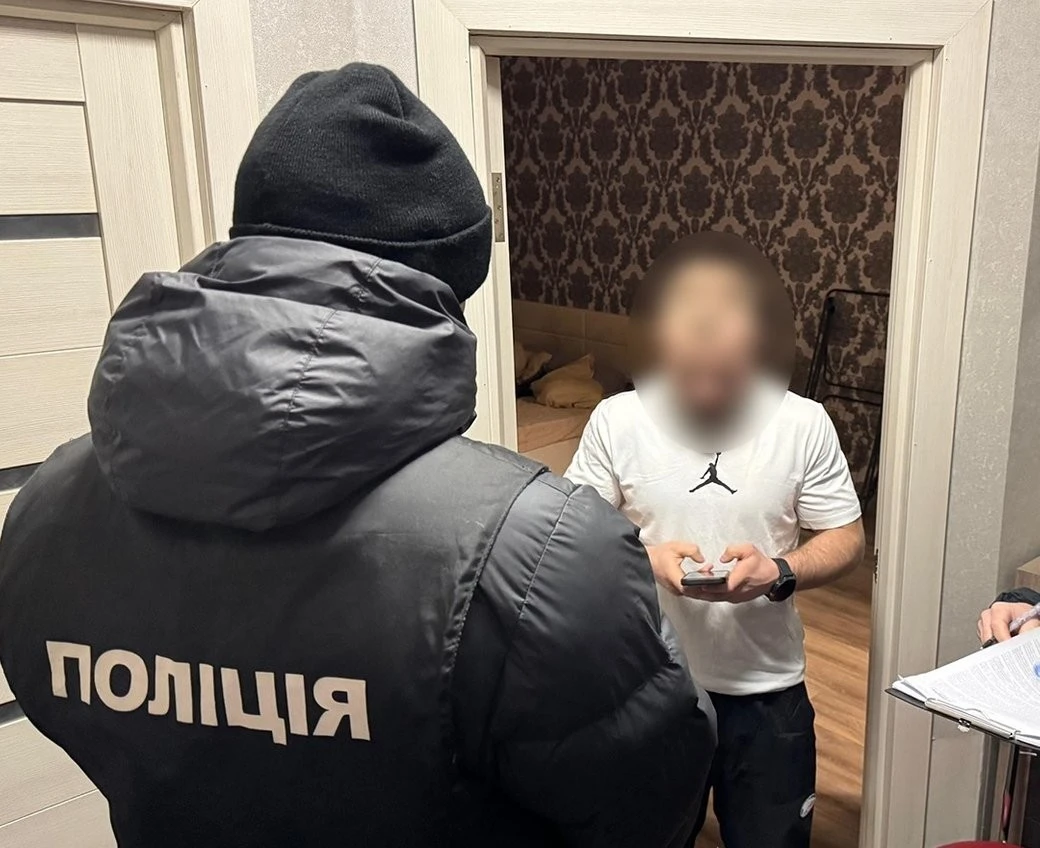 У Хмельницькому затримали іноземця за спробу вибити з криптопідприємця 300 тисяч доларів