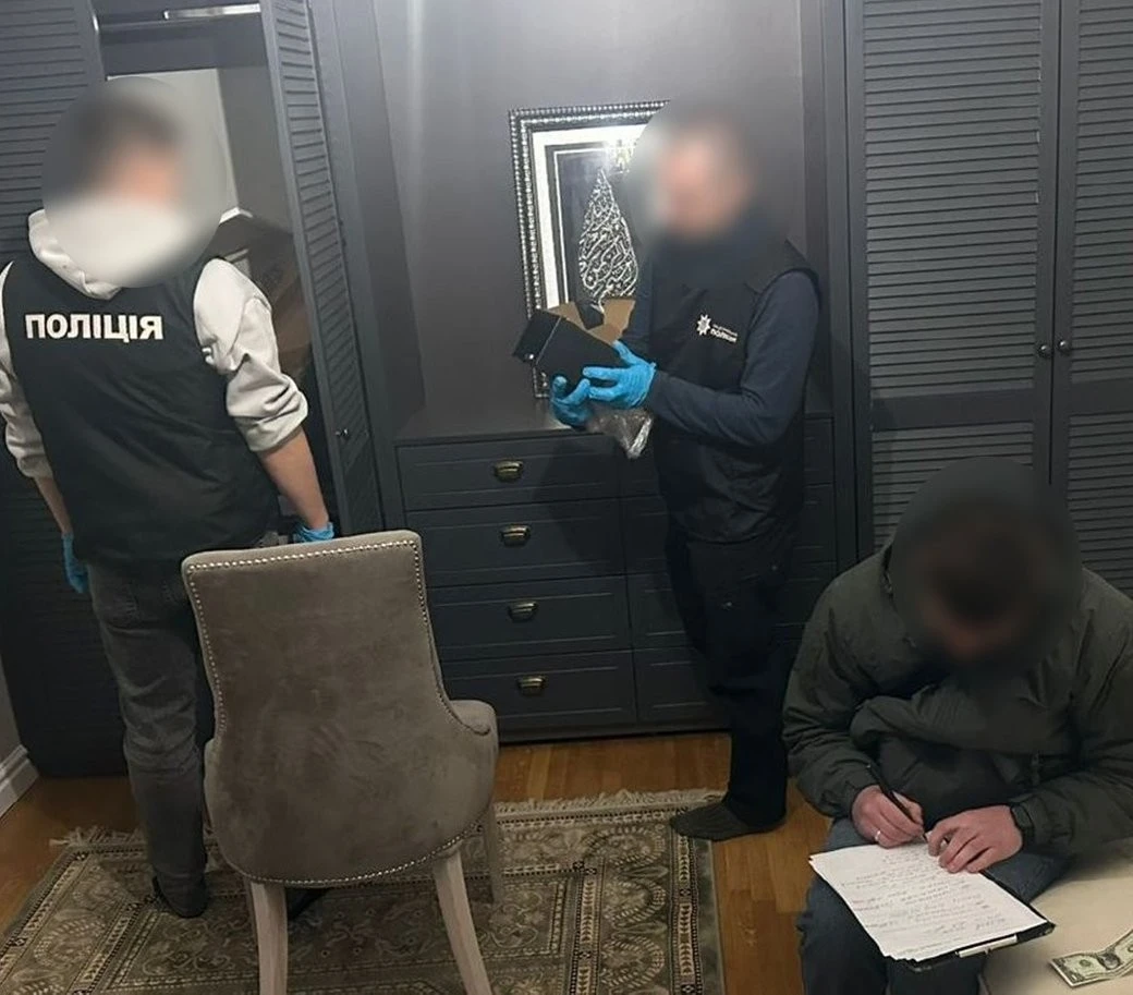 У Хмельницькому затримали іноземця за спробу вибити з криптопідприємця 300 тисяч доларів