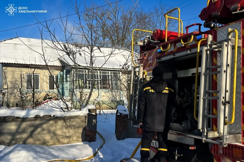 Пожежна доба на Хмельниччині: у Красилові травмувалася мешканка багатоповерхівки