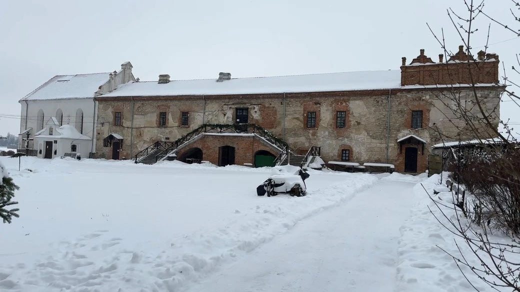 Повернули воду під землю: у замку Острозьких знову працює 450-річна криниця