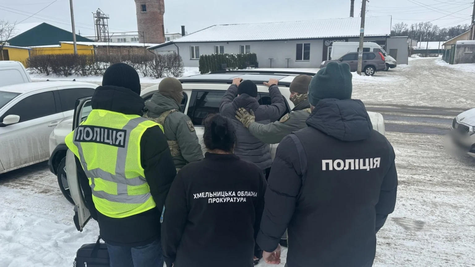Тиск і погрози замість домовленостей: на Хмельниччині затримали підозрюваного у вимаганні з родини військового