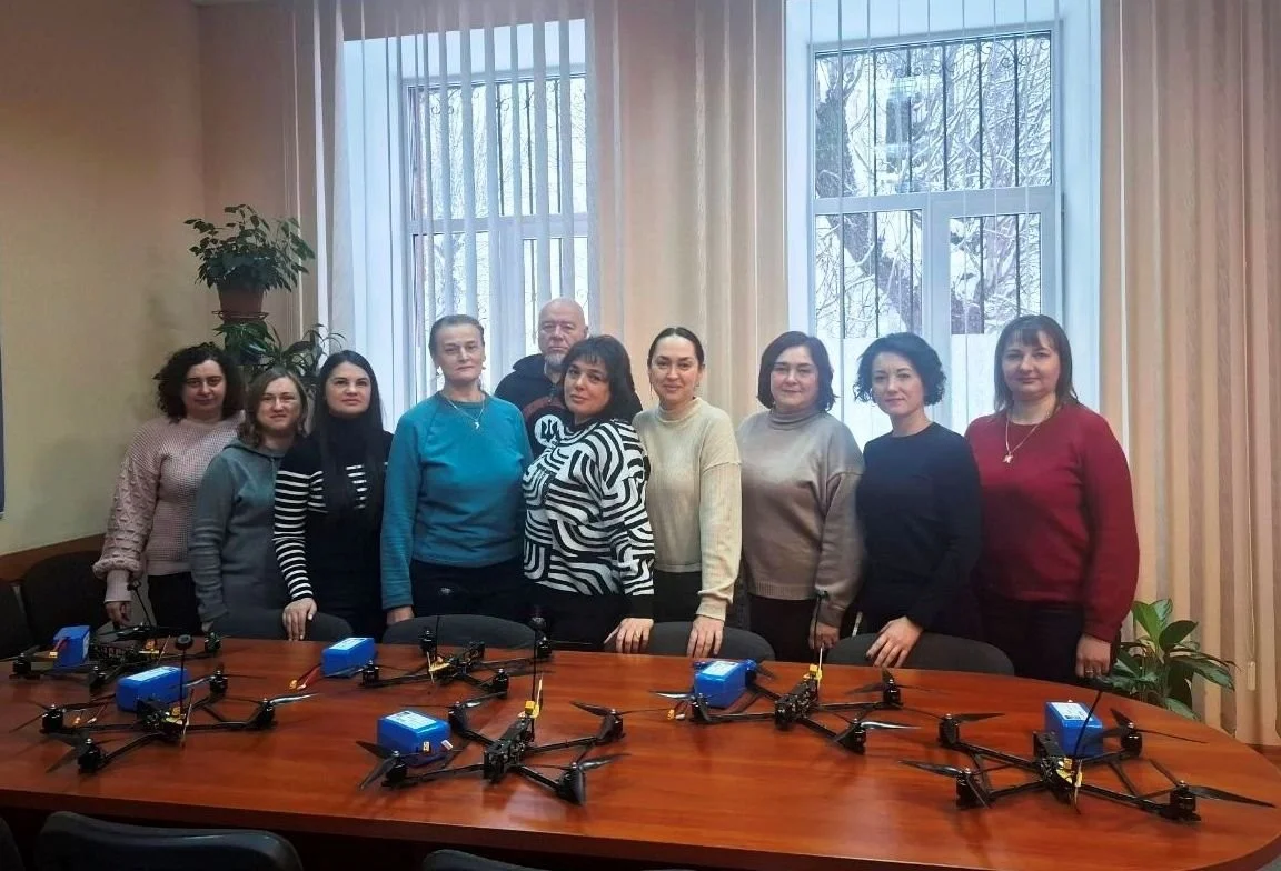 Освітяни з Хмельниччини зібрали кошти на дрони для військових