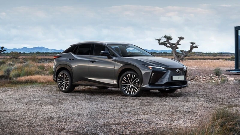 Електричний Lexus RZ виходить на міські вулиці як символ нової мобільності