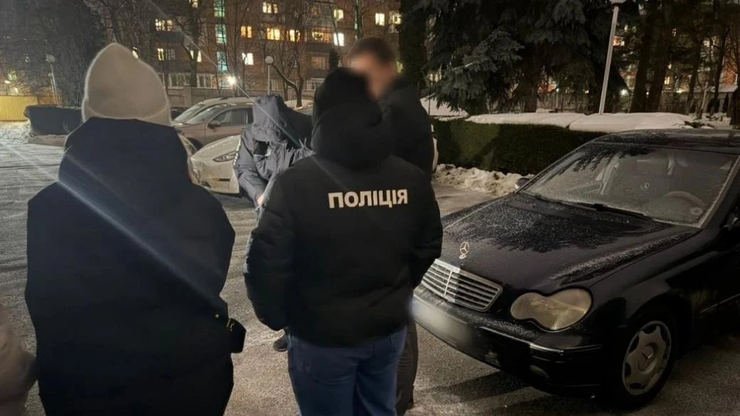 Затримання в адмінбудівлі: на Хмельниччині посадовця ОДА підозрюють у хабарництві