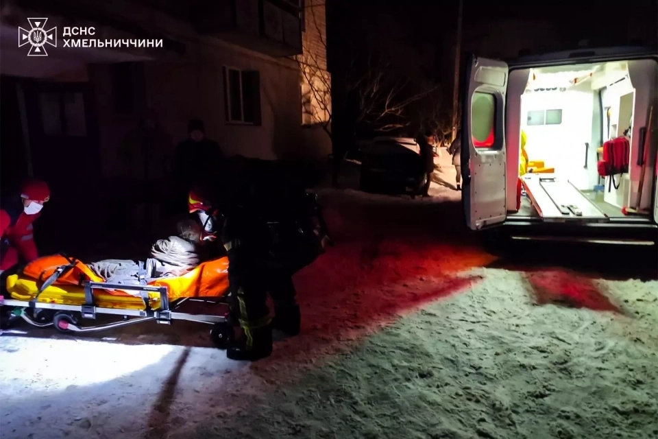 Вогняна ніч у Славуті: рятувальники визволили жінку з полум’я