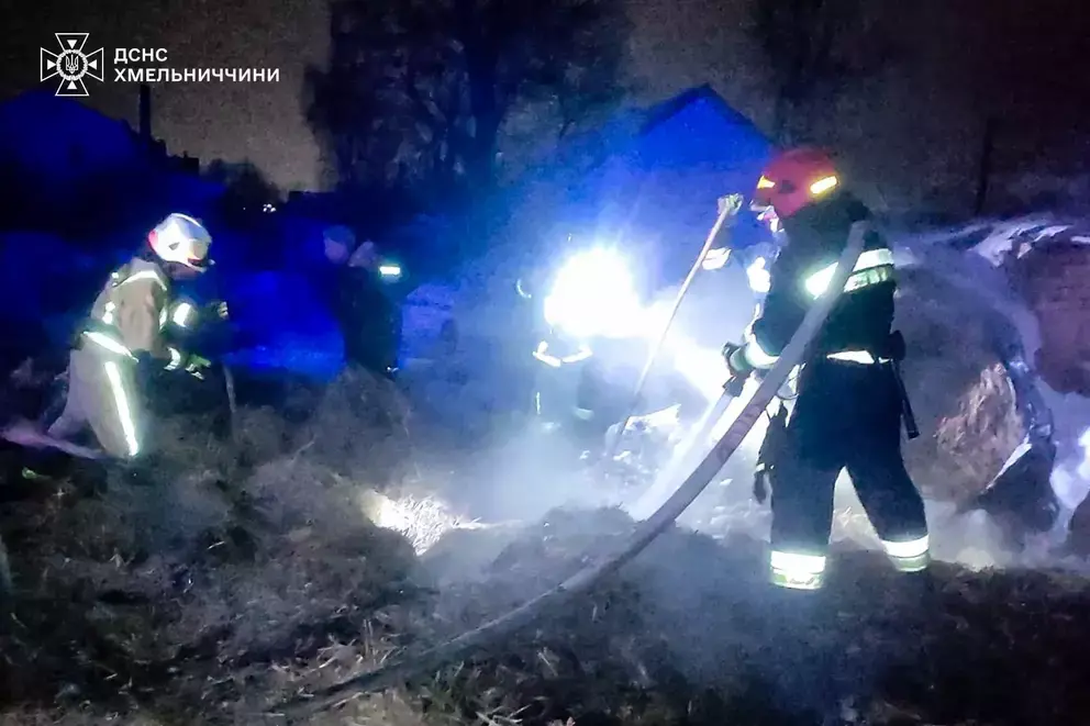 Вогняна ніч у Славуті: рятувальники визволили жінку з полум’я