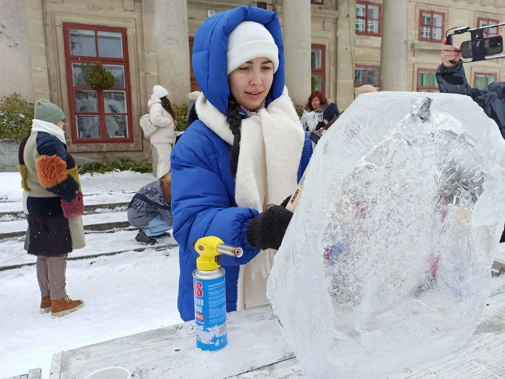 Зимова фантазія: у Маліївцях аматори створювали крижані скульптури задля благодійності