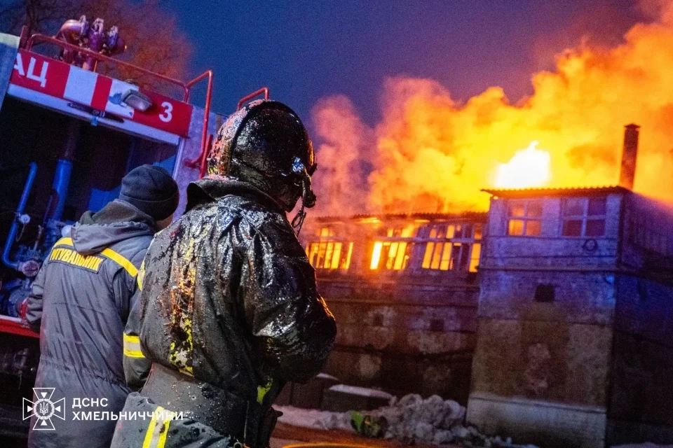 Ранкова пожежа на асфальтному підприємстві у Хмельницькому: вогонь зупинили за дві години