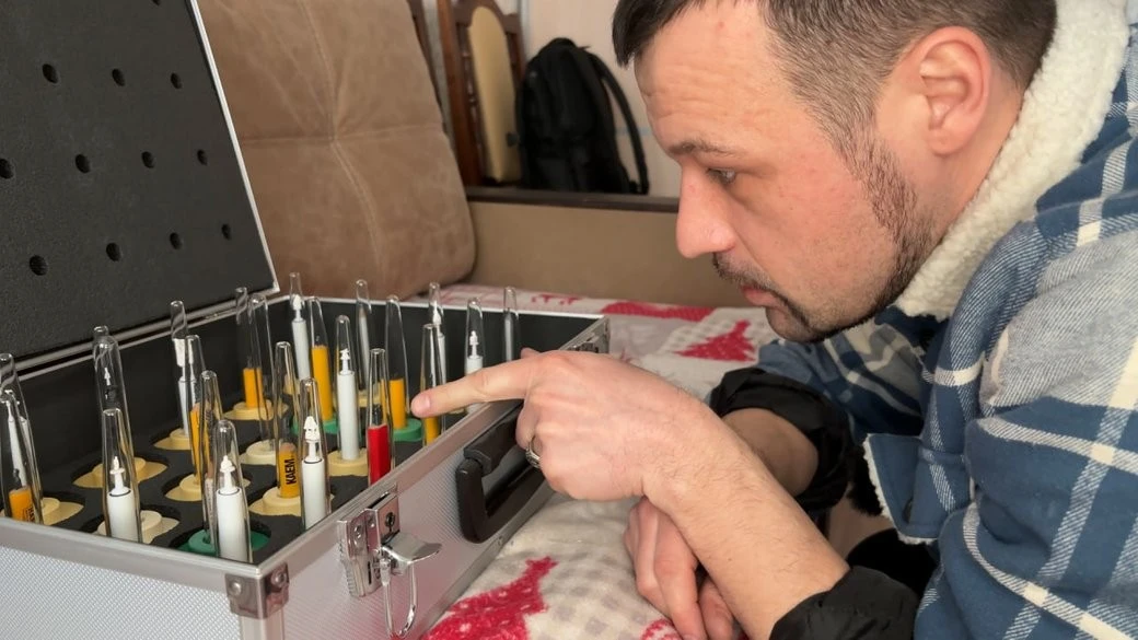 Мистецтво, що вміщується на вістрі олівця: як скульптор зі Славути працює з міліметрами і підтримує армію