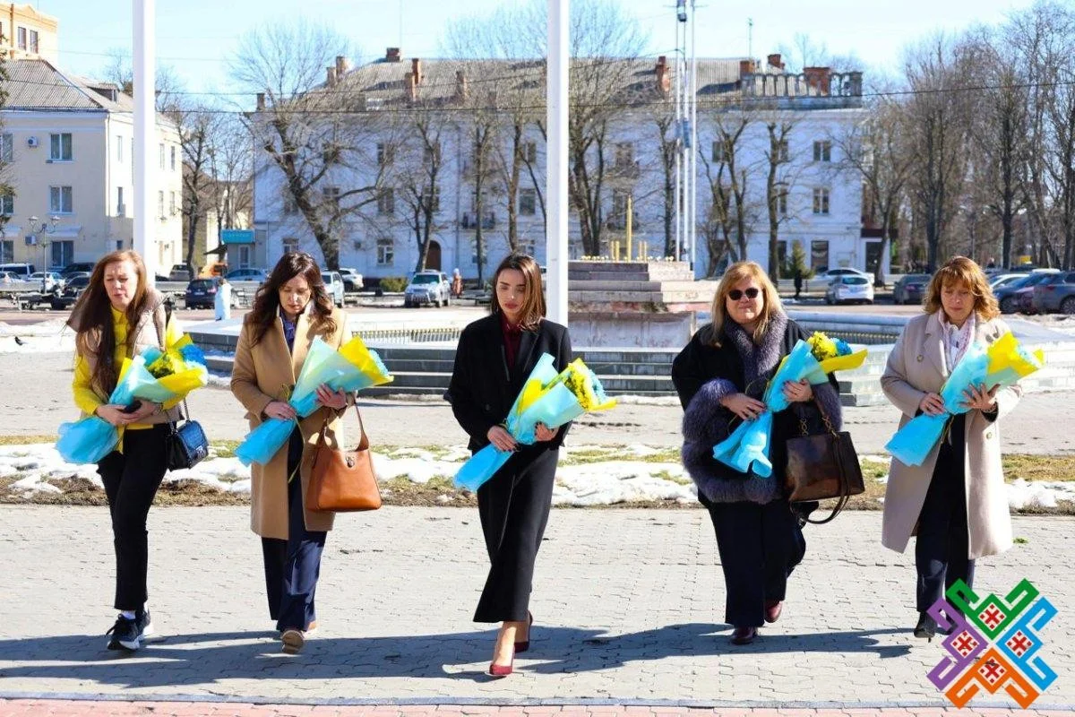 На Хмельниччині вшанували пам’ять полеглих за Україну разом із дипломатками іноземних держав