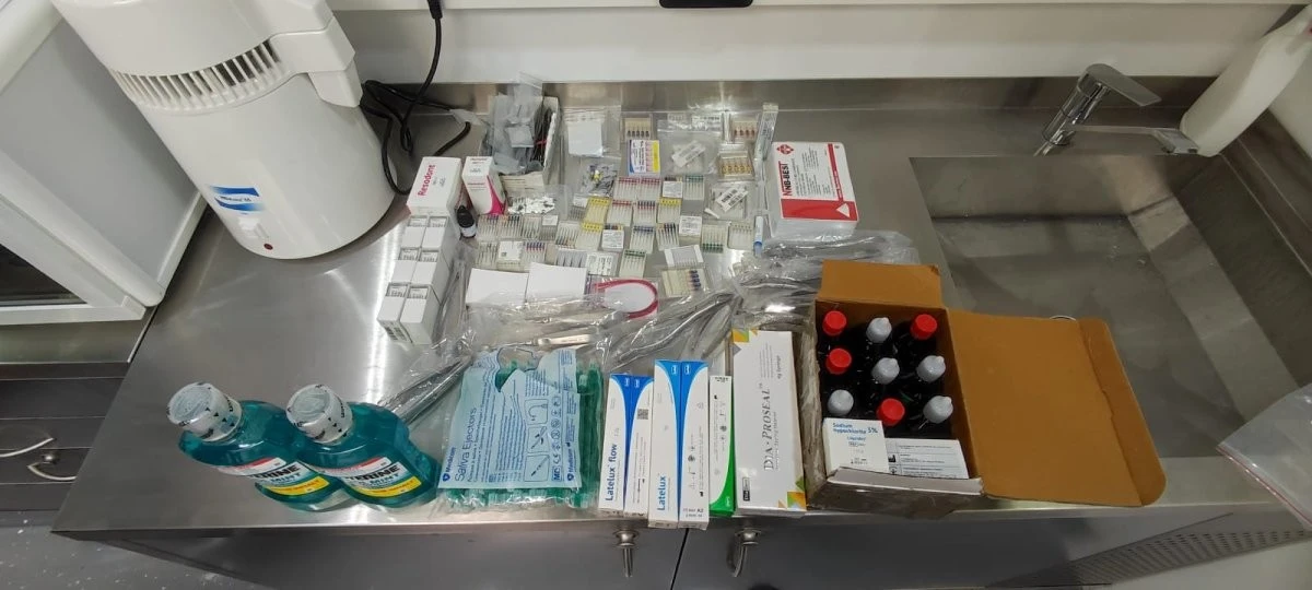 Стоматологи з Хмельницького передали медичні матеріали військовим і отримали подяку від командування