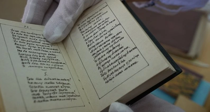 У Хмельницькому зберігають унікальні видання Шевченка: серед них ілюстровані «Гайдамаки» XIX століття