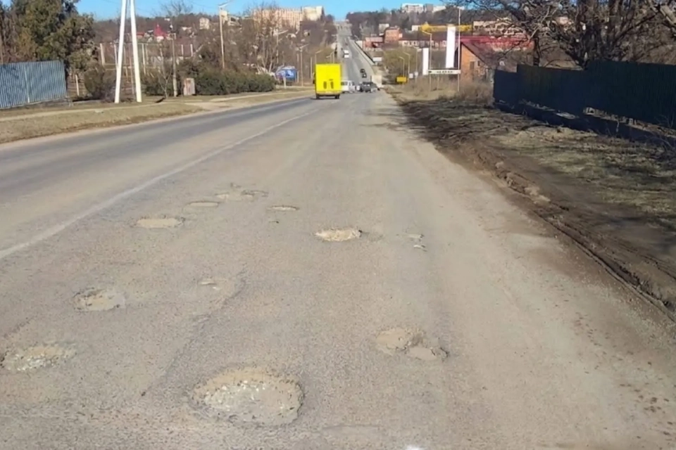 На трасах Хмельниччини ліквідовують вибоїни без обмеження руху