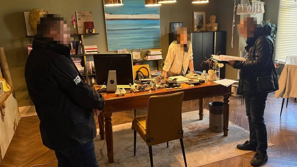 Елітні авто та меблі в тіні: колишній посадовець міграційної служби Хмельниччини постане перед судом