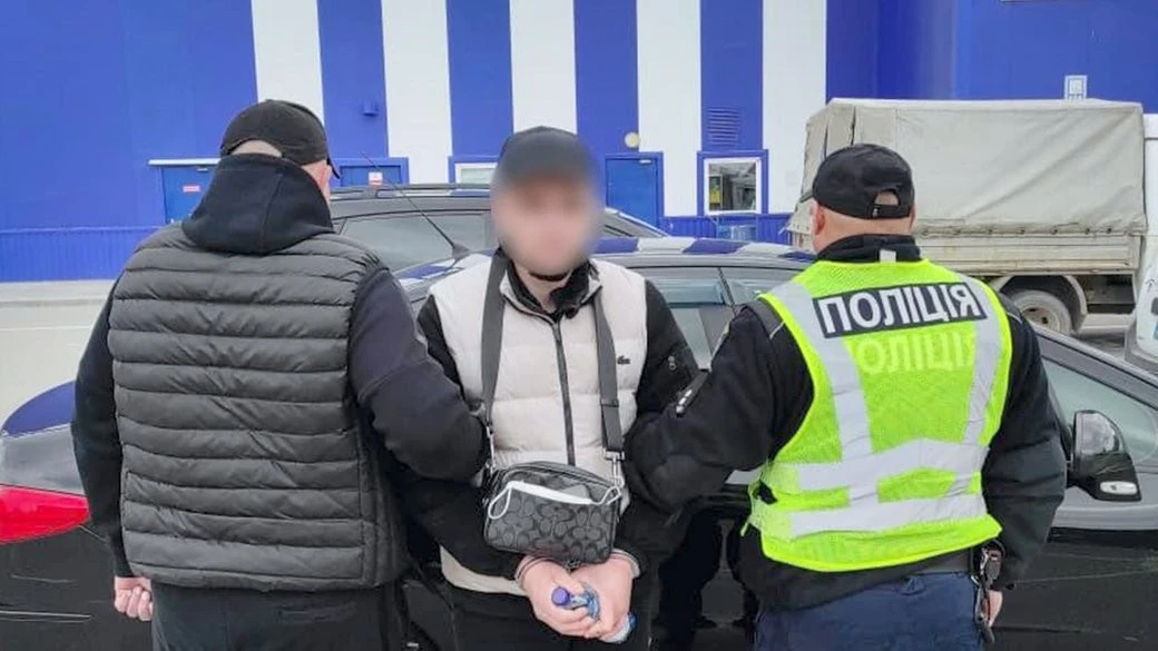 Цинічний обман на мільйон: у Кам’янці-Подільському затримано шахрая, який ошукав матір полеглого воїна