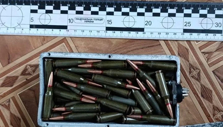 ДТП з несподіваним фіналом: на Теофіпольщині в автівці та вдома у водія знайшли арсенал зброї