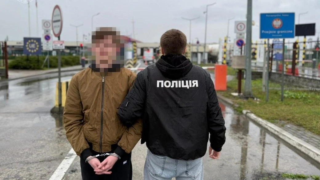 Підозрюваного в організації незаконного виїзду військовозобов’язаних повернули до України