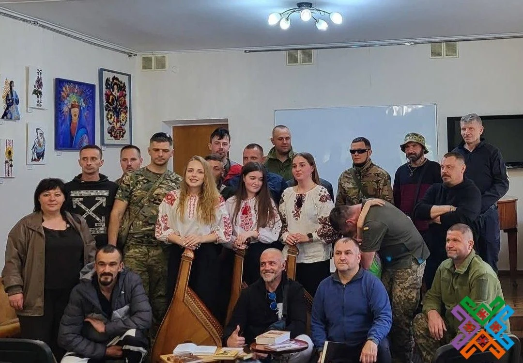 Поезія, бандура та обійми: як книги та музика лікують поранених воїнів на Хмельниччині