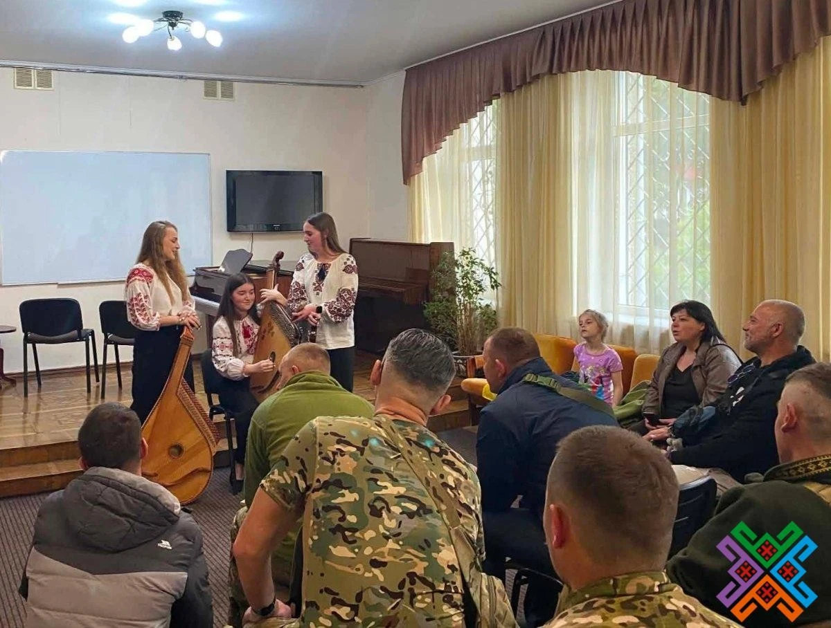 Поезія, бандура та обійми: як книги та музика лікують поранених воїнів на Хмельниччині