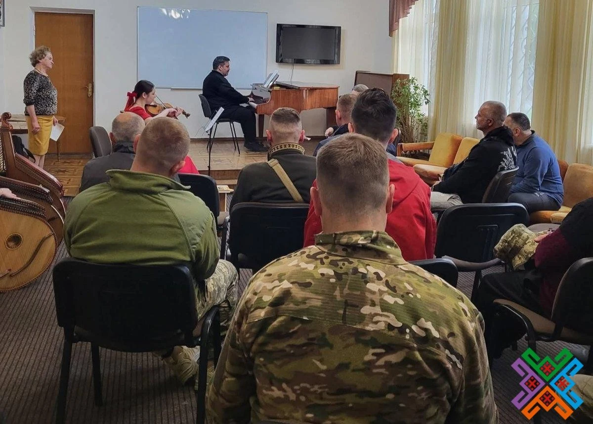 Поезія, бандура та обійми: як книги та музика лікують поранених воїнів на Хмельниччині