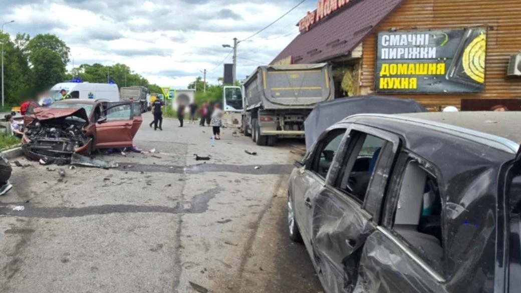 Трагедія на парковці: на Хмельниччині фура протаранила автівки та врізалася у придорожній заклад