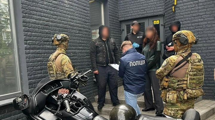 Торгівля фіктивною інвалідністю: на Хмельниччині викрили організатора схеми втечі за кордон