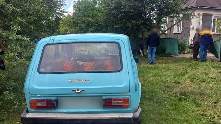 Паркан замість дороги: на Хмельниччині госпіталізували двох літніх пасажирок після аварії