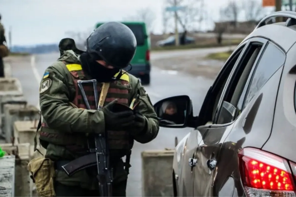 Тікав від перевірки: на блокпосту біля Хмельницького водій таксі провіз працівника ТЦК на капоті