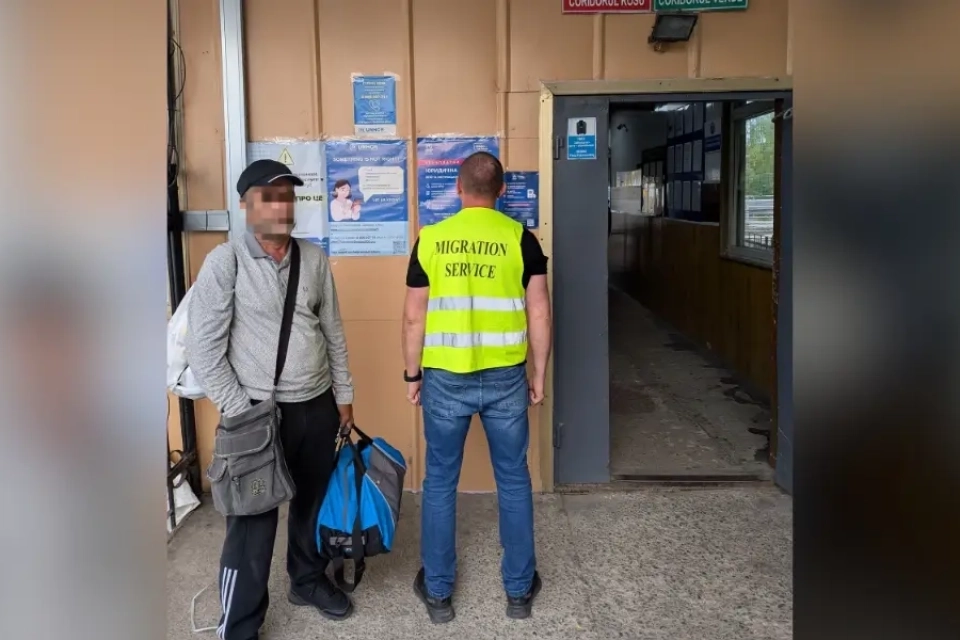 П’ять років заборони в’їзду: з Хмельниччини депортували нелегала з Таджикистану