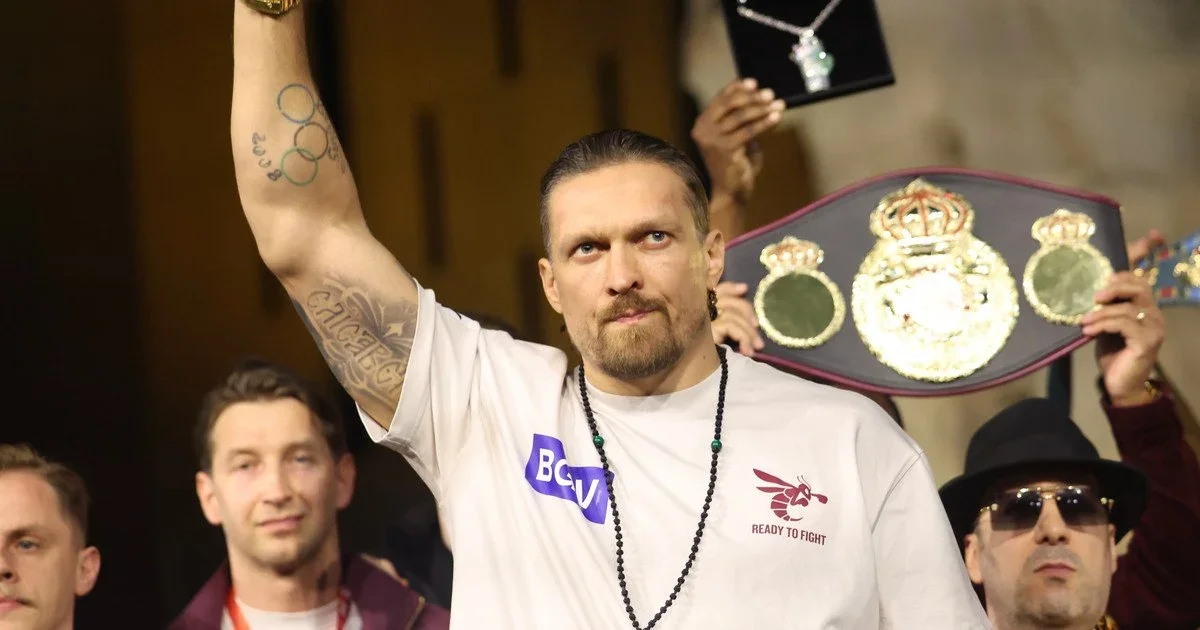 Олександр Усик звільняє чемпіонські титули заради нових боксерських дуелей