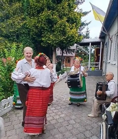 Мешканців Вільховецького будинку-інтернату підтримали душевним концертом